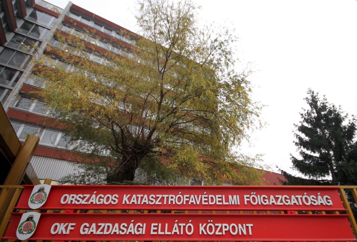 Lángoló, zuhanó kisrepülőt láttak Hatvan környékén