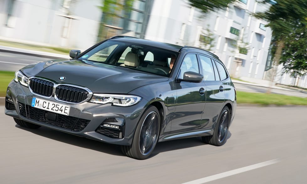 Lefelé nyit a BMW: olcsóbb új plugin hibrid 3-as és 5-ös érkezett