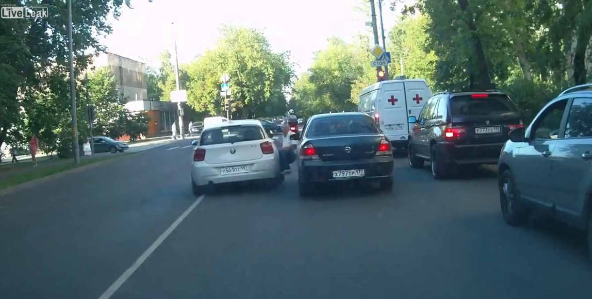 Ilyen brutálisan rendezik az oroszok a közlekedési balhét – videó