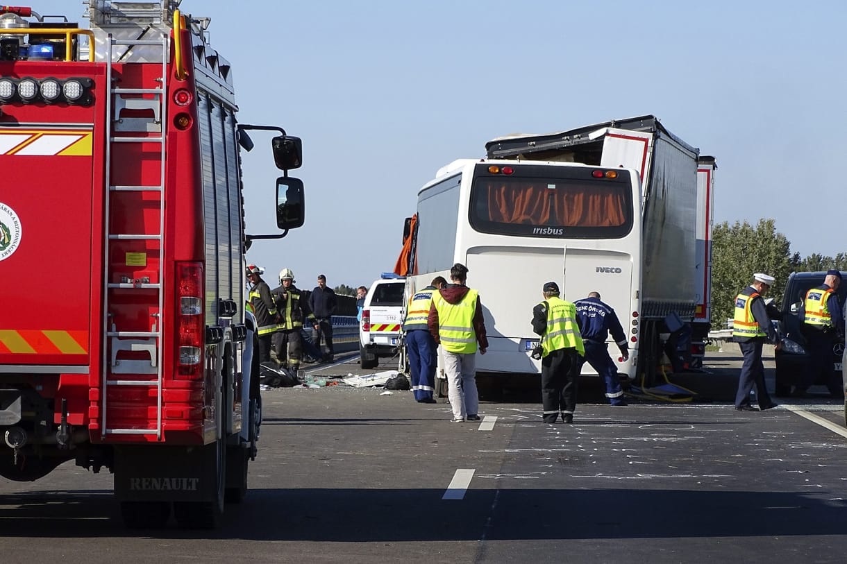 Rendőröket szállított az M5-ösön halálos balesetet szenvedett busz