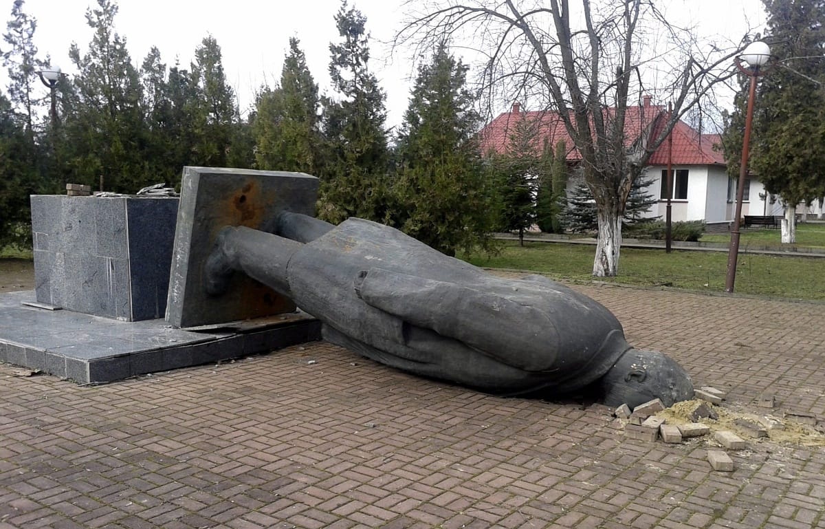 Fotó: arccal hullt a porba Kárpátalja utolsó Lenin-szobra