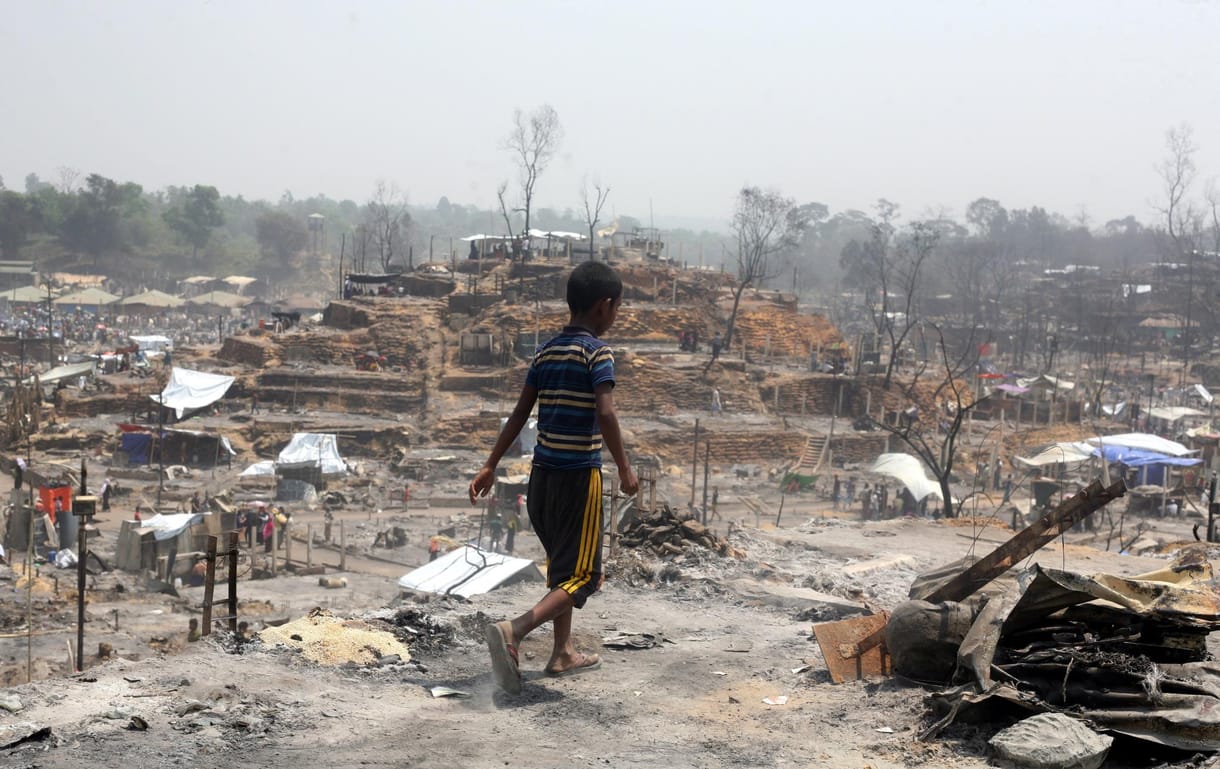 Leégett a rohingya menekülttábor Bangladesben – tízezrek maradtak fedél nélkül, rengeteg lehet a halott