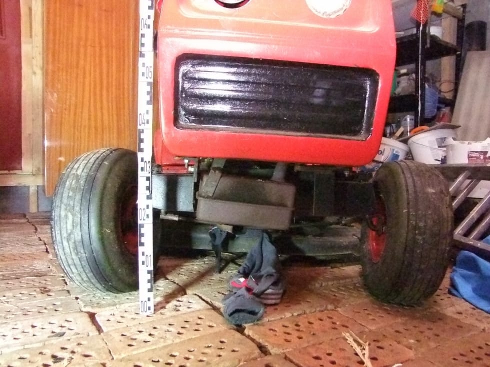 Fűnyíró traktor alá esett egy kétéves kisgyerek