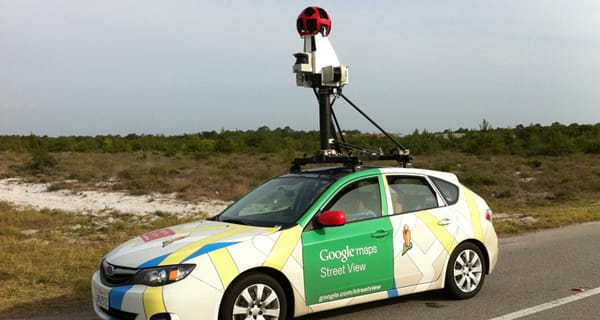 Másfél évig gyűjtött emaileket, személyes adatokat a Google Street View autója
