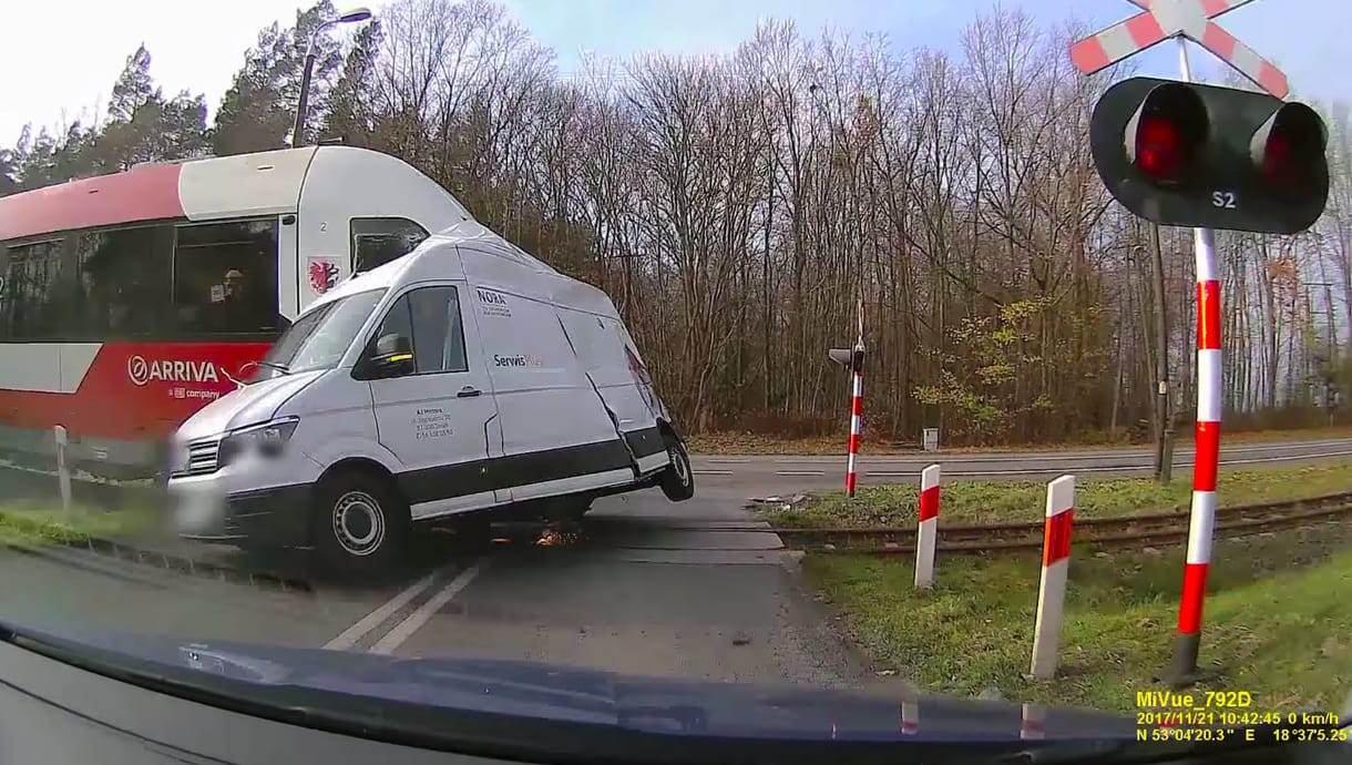 Úgy dobta arrébb a vonat a furgont, mint egy papírgalacsint – videó