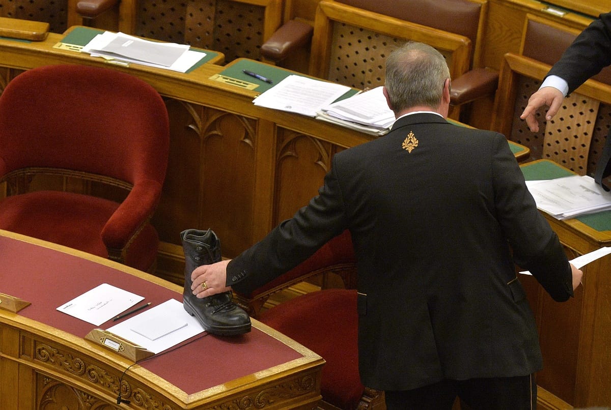 Jogtipró bakancsot kapott Orbán a parlamentben