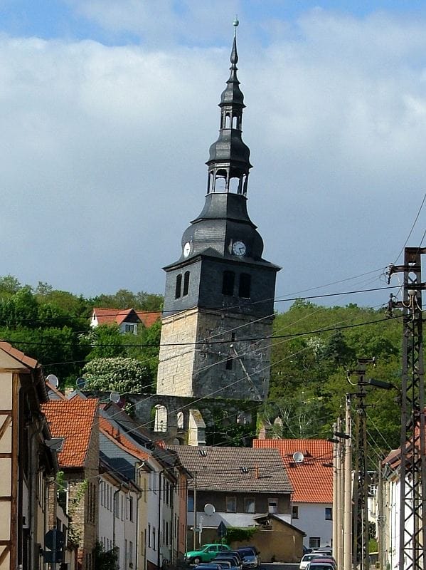 Lebonthatják a pisainál is ferdébb tornyot