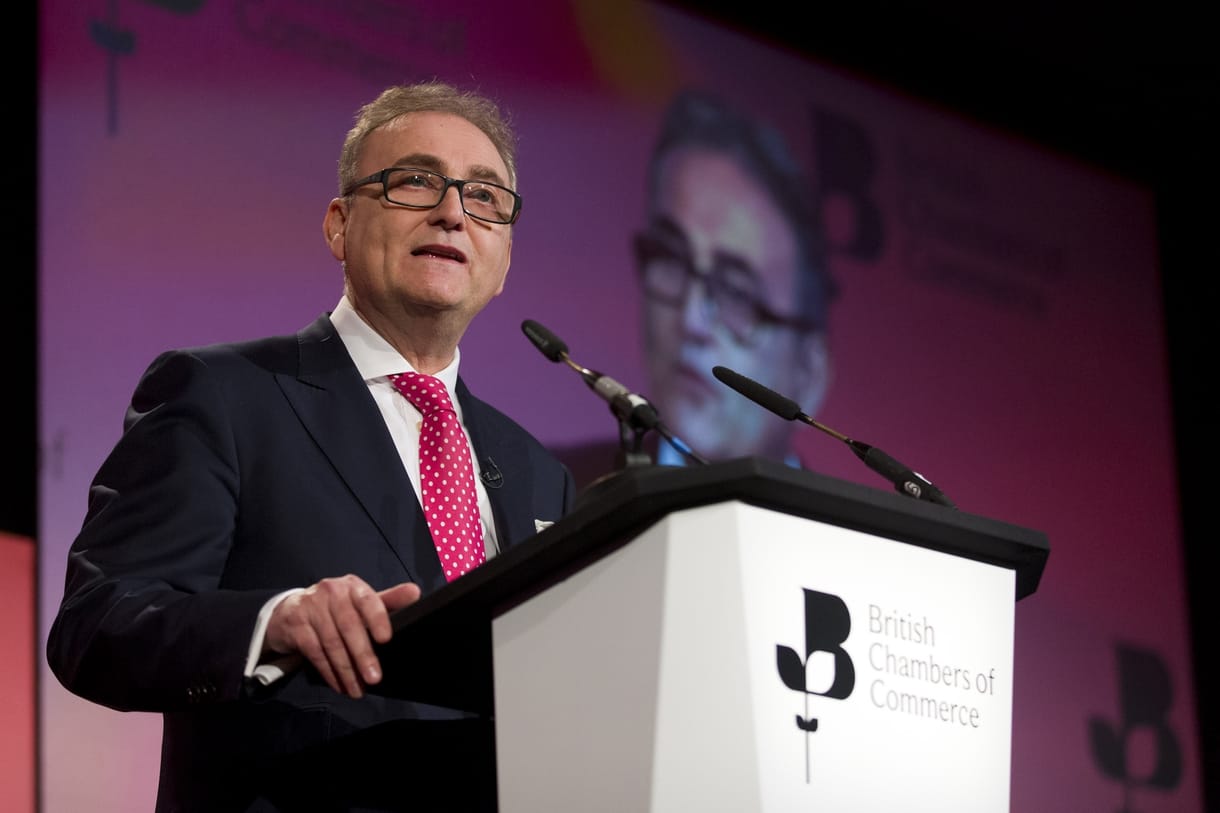 Felfüggesztették a Brexit-párti iparkamarai vezetőt Nagy-Britanniában