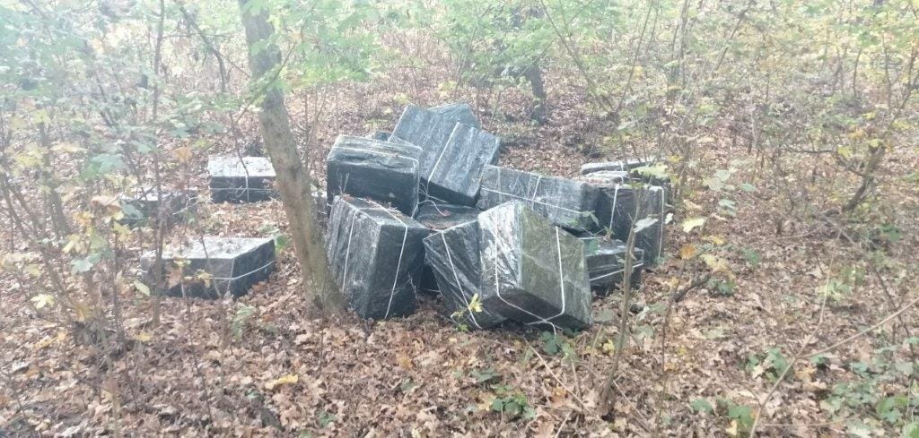 11 ezer doboz cigaretta hevert a Tisza mellett