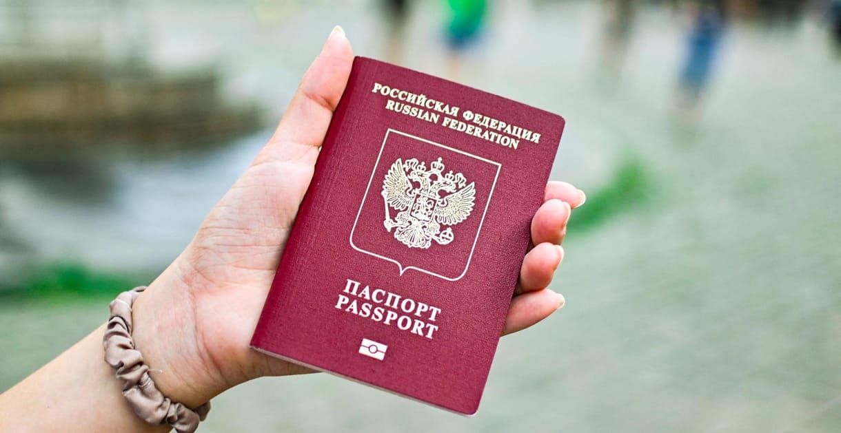 Deportálással és vagyonelkobzással fenyegetik azokat, akik a megszállt területeken nem fogadják el az orosz útleveleket