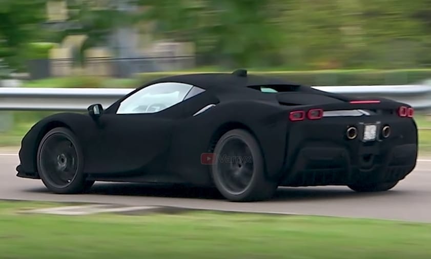 A feketénél is feketébb: videón a világ legsötétebb Ferrarija