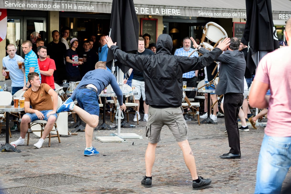 Videó: Újra balhéztak az orosz szurkolók, csak most Lille-ben