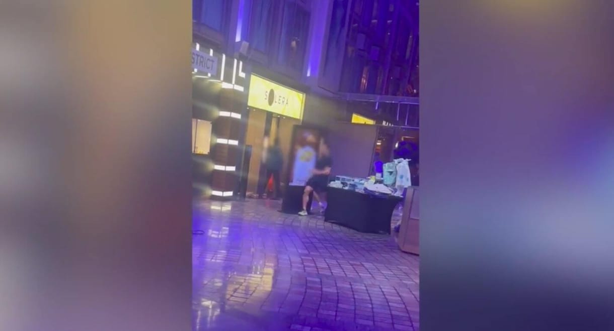 Videó: pánik és Titanic-hangulat egy óceánjáró gyomrában, megindultak a bútorok is a viharban