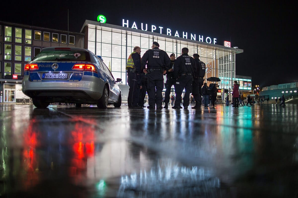 Obszcén cetlik voltak a két férfinál, akiket elfogtak a kölni rendőrök 
