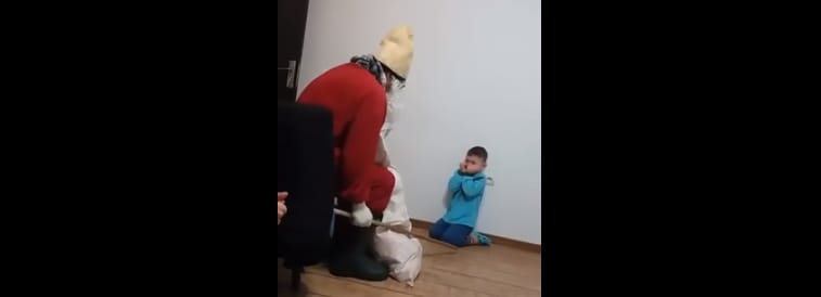 Bottal fenyítette és ütötte a gyerekeket a Mikulásnak öltözött férfi
