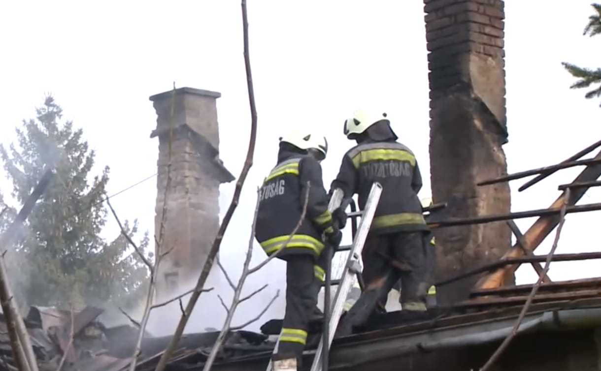 Lángoló házukból mentette ki négy gyerekét egy anya