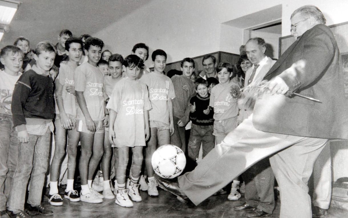 Karácsonyi ajándék focirajongóknak: Puskás Ferenc életrajzi könyve ismét a polcokon