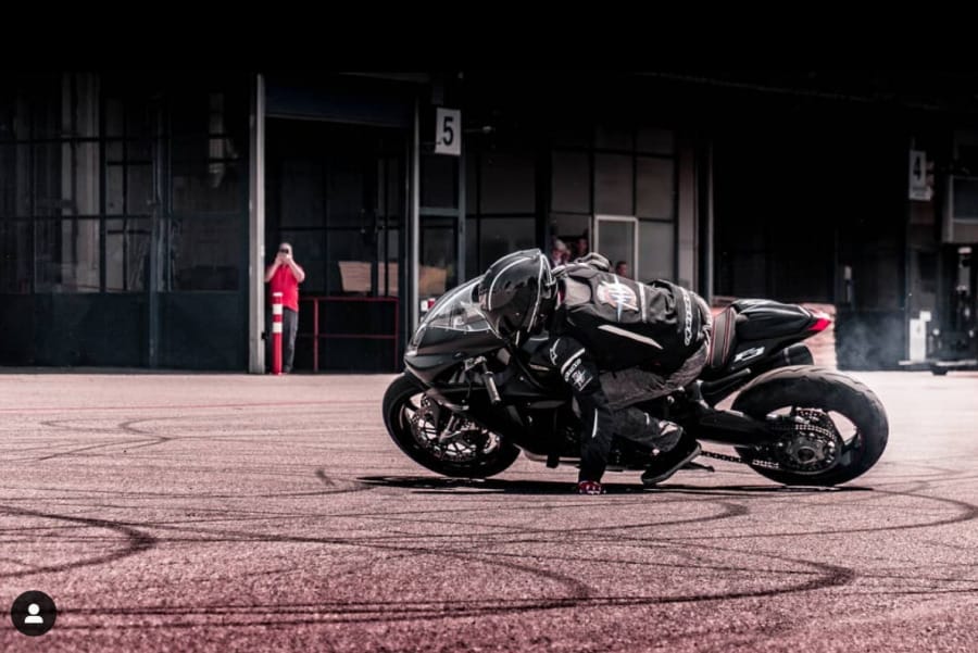 Versenymotorral is megcsinálták a kupak-kihívást