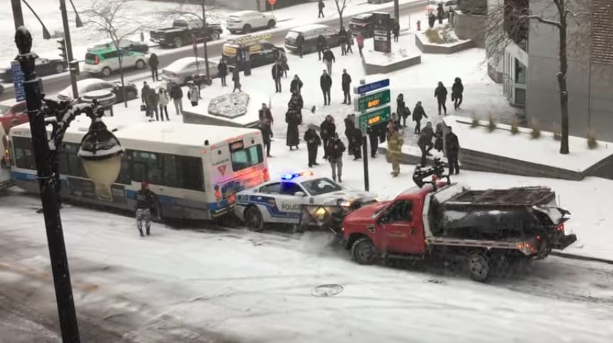 A rendőrautót és a hókotrót is mattolta a kanadai tél – videó