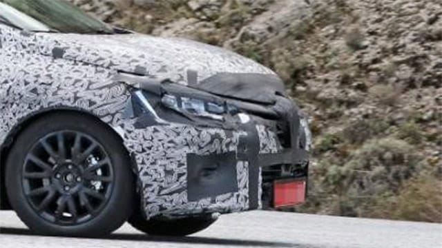 Álruhában járja az utakat az új Renault Clio