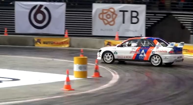 Utcai autó veri a ralis mezőnyt – videó
