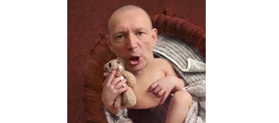 Győrfi Pál Bee Geesre tátogva kéri, hogy maradjunk otthon