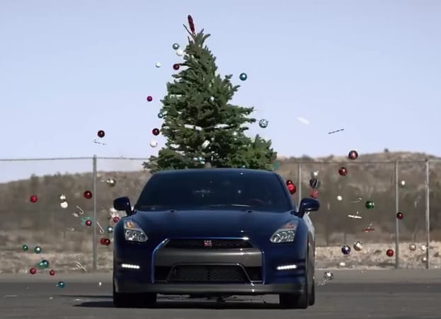 Így kell leszedni a karácsonyi díszeket egy Nissan GT-R segítségével – videó