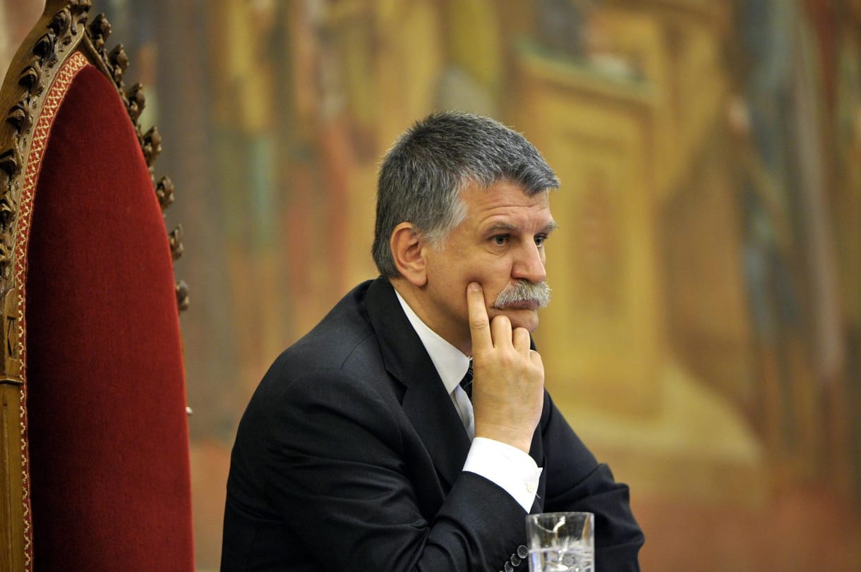 Kövér látványosan húzza az MNB-törvény aláírását