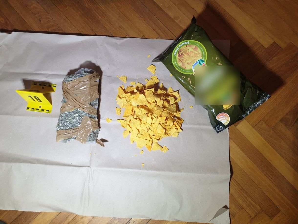 Macskatápos és csipszes zacskókban tartotta a kábítószert egy szegedi banda