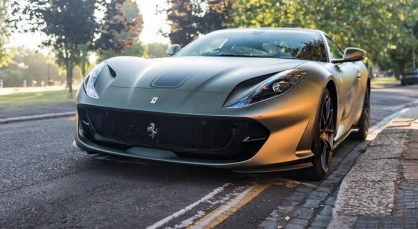 Büszkén mutogatja serpenyő színű, 800 lovas Ferrariját Gordon Ramsey