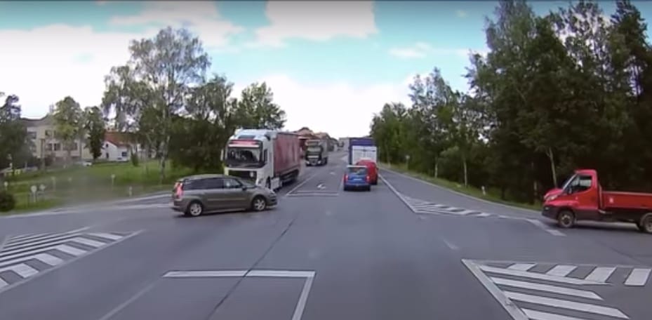 Behajtott az autós a kereszteződésbe, csakhogy jött a kamion – videó