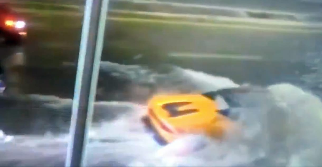 Mintha a víz alatt hajtott volna át egy Lamborghini sofőrje Floridában – videó