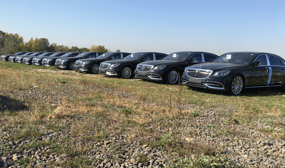 Nagyjából 500 millió forintnyi Mercedes-Maybach parkol ezen a pesti mezőn - fotó