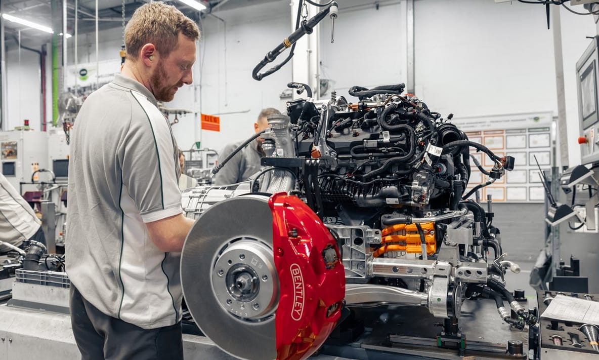 750+ lóerős biturbó V8 és zöld rendszám, így óvja a környezetet a Bentley