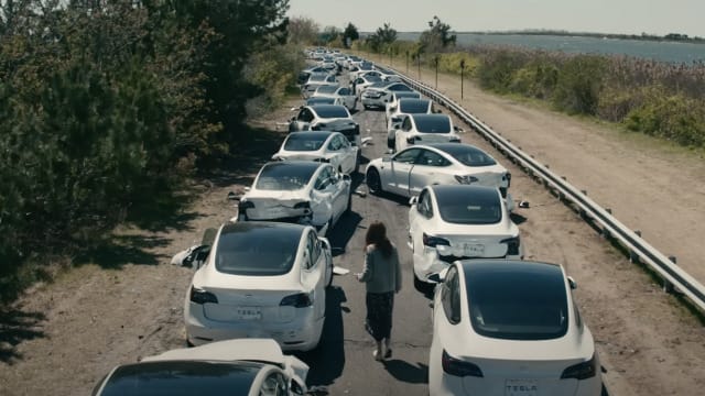 Elon Musk is reagált a Netflix új filmjére, amelyben zombiseregként viselkednek a Teslák