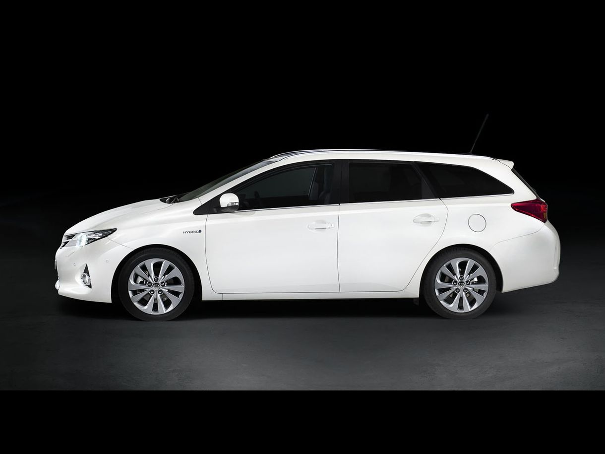 Cégautós hiányt pótol a Toyota az Auris kombival