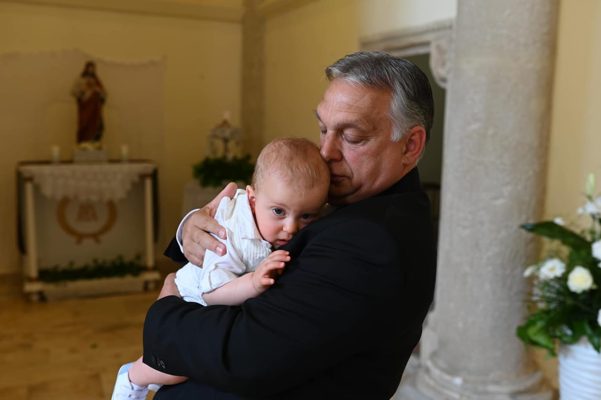 Orbán fotót közölt épp megkeresztelt unokájáról, Bertalanról