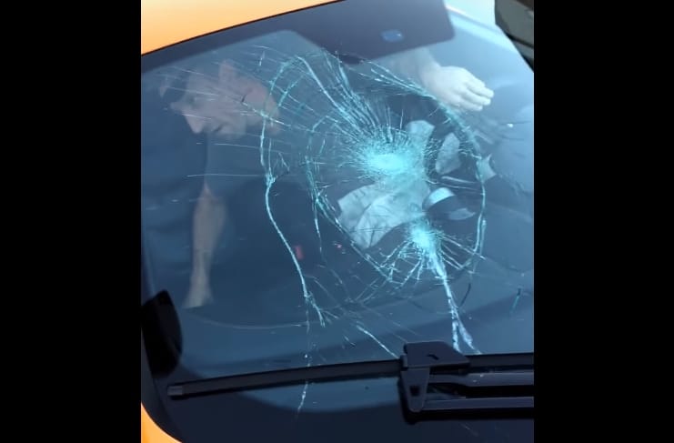 Nem adott elsőbbséget a McLaren, gördeszkával verte be a tini a szélvédőt – videó