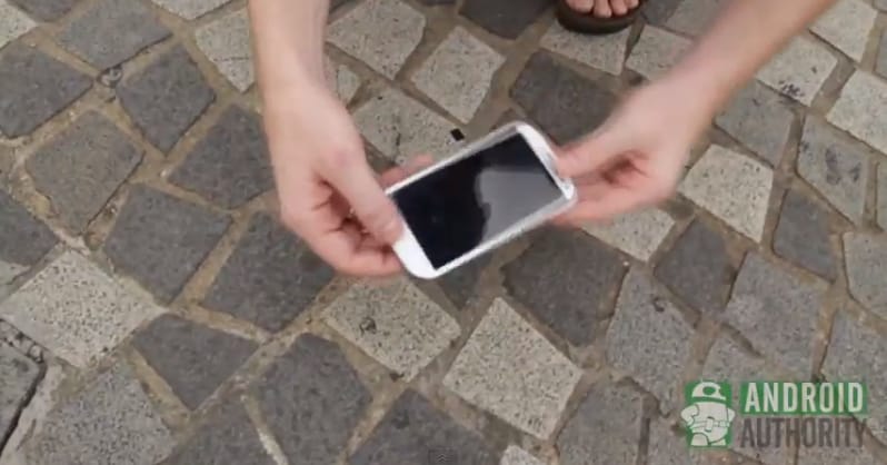 Videó az első éles ejtéstesztről: iPhone 5 vs Galaxy S III