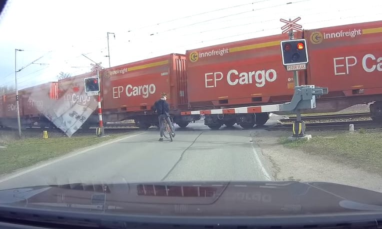 Életre szóló leckét kapott a vasúti átjáróban egy türelmetlen biciklis – videó
