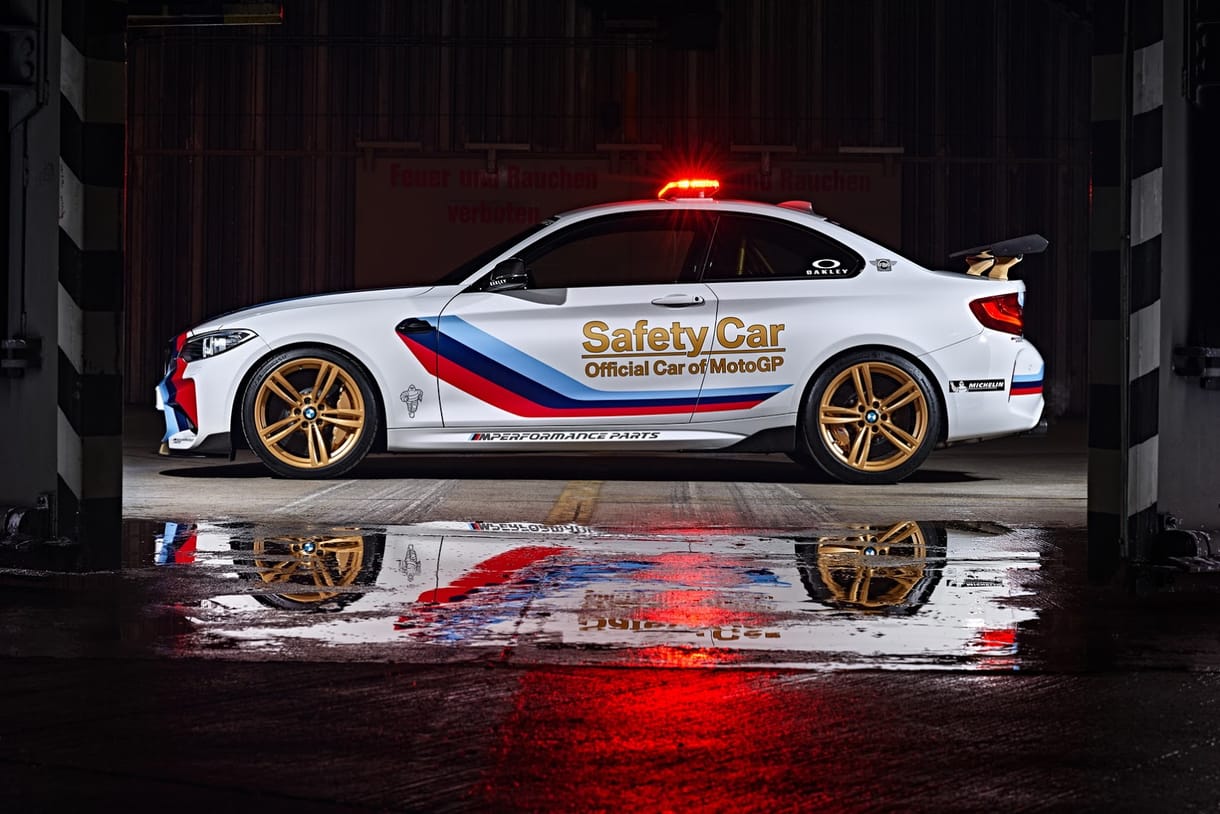 Így faragtak Moto GP biztonsági autót a BMW M2-ből – galéria