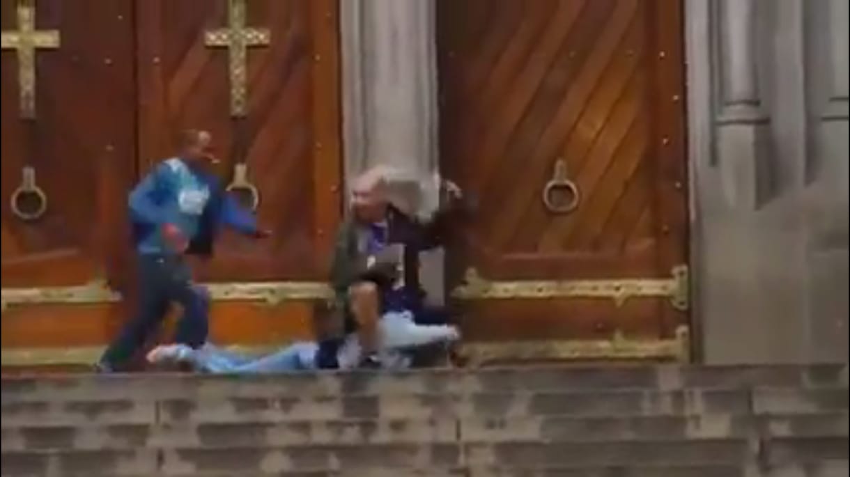 Videó: Hajléktalan küzdött meg egy túszejtővel, belehalt (+18)