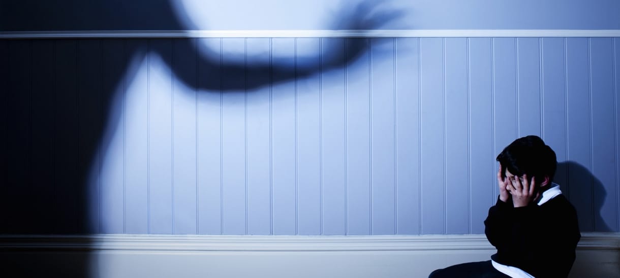 Bíróság előtt az anya, aki naponta verte két gyerekét