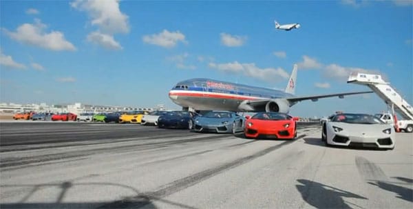 Gyorsabb a felszálló repülőgépnél a Lamborghini Aventador - videó
