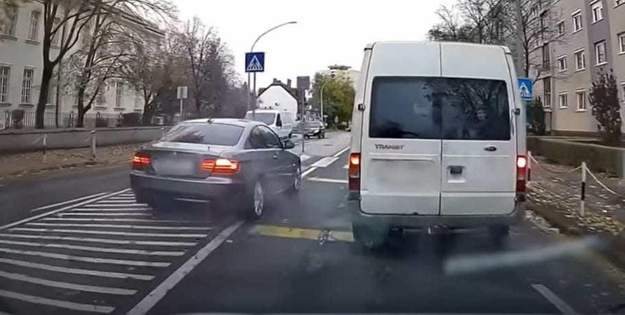 Aki így közlekedik, mint ez a fehérvári autós, előbb-utóbb biztos elüt valakit – videó