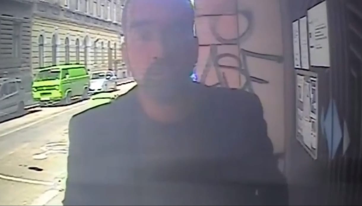 Felvette a kamera, ahogy szétveri a kaputelefont – videó