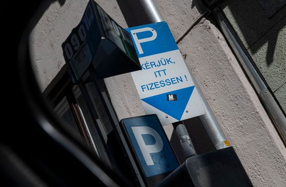 Örülnöm kellene, hogy parkolási díjat vezetnek be az utcámban?
