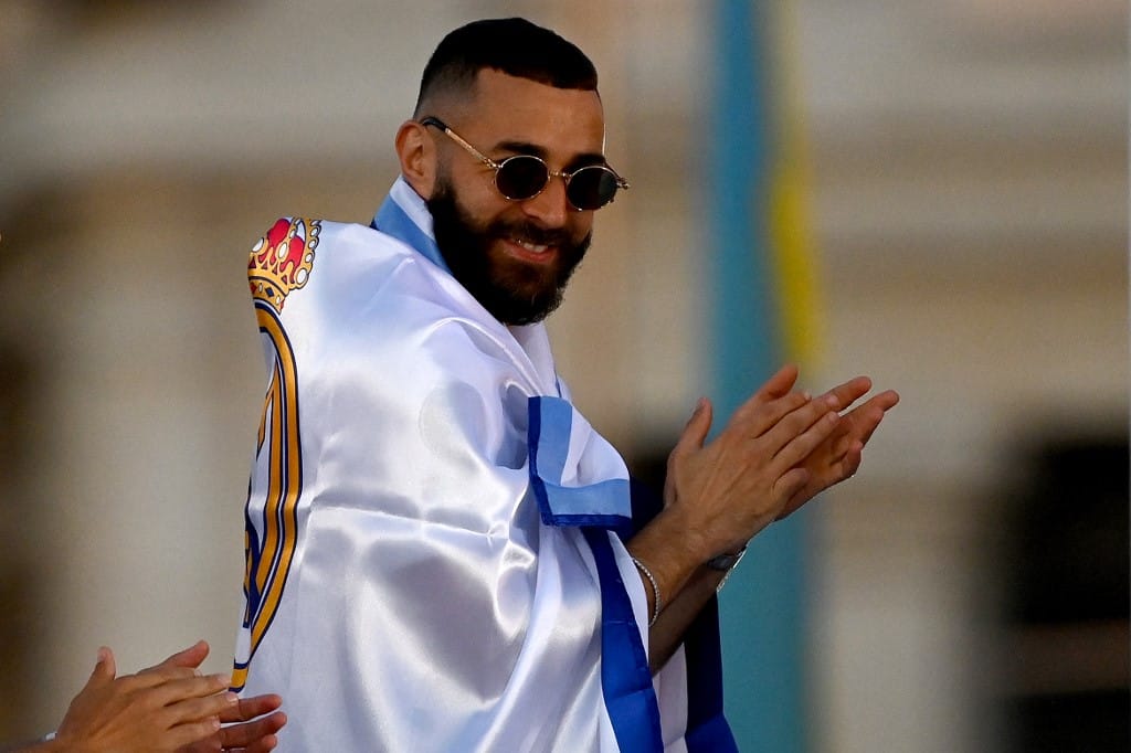 Karim Benzema elővette a nyaralós autóit, egy Ferrarit és egy Lamborhginit