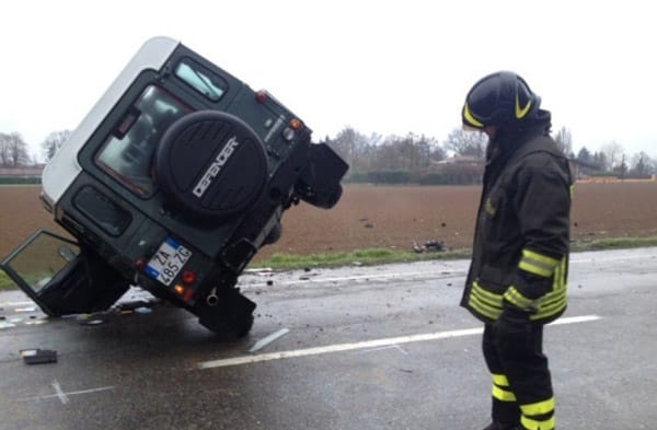 Megpördülő Porsche ütött ki egy Land Rover Defendert - fotók