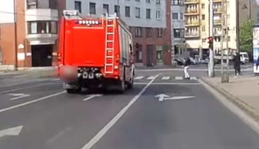 Hatalmasat vészfékezett egy tűzoltóautó, mert elé lépett egy gyalogos - videó